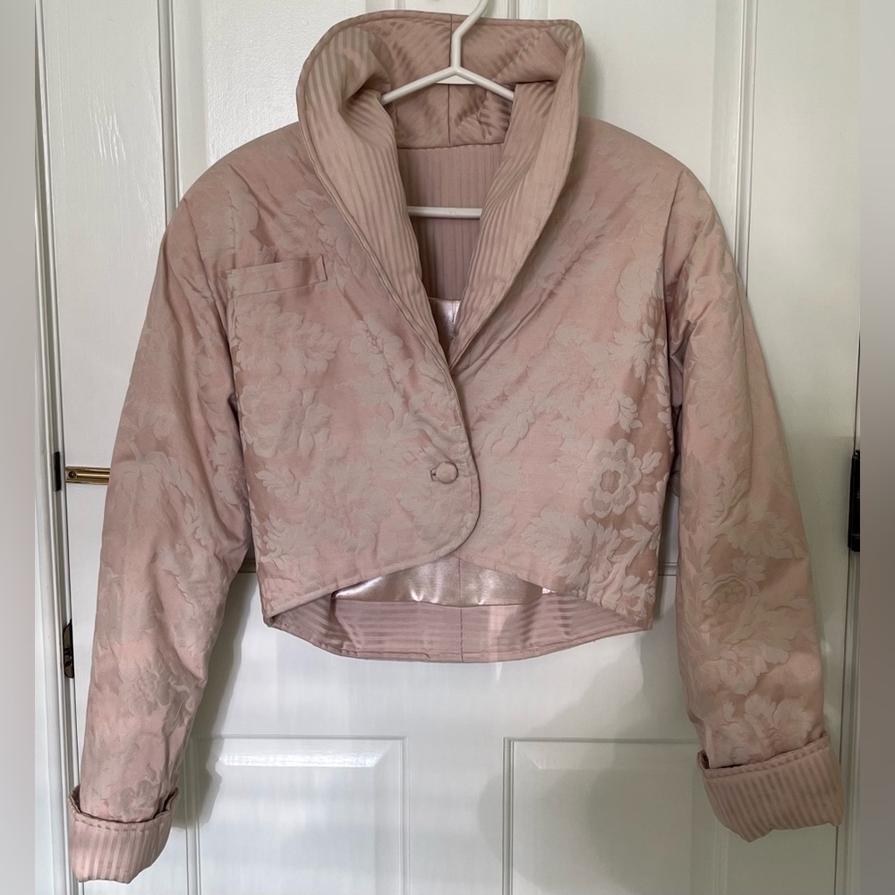 Cozy blush pink cotton brocade cropped jacket w/ shawl collar. Sz S